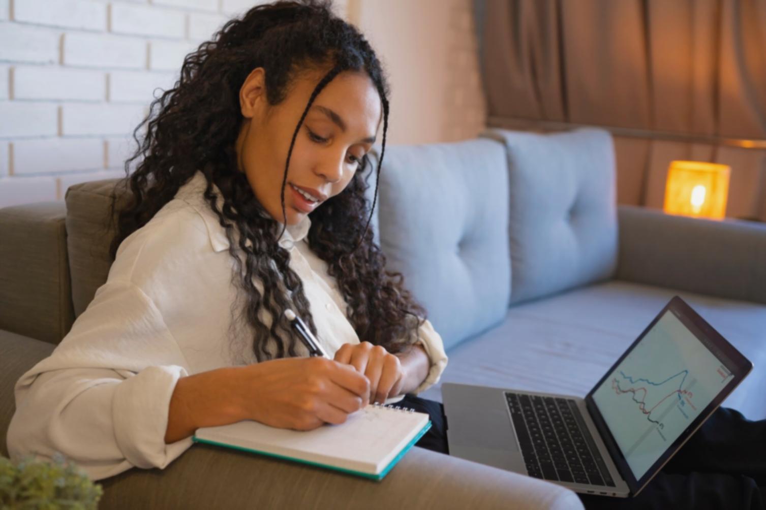 Documents financiers et calculatrice sur un bureau professionnel